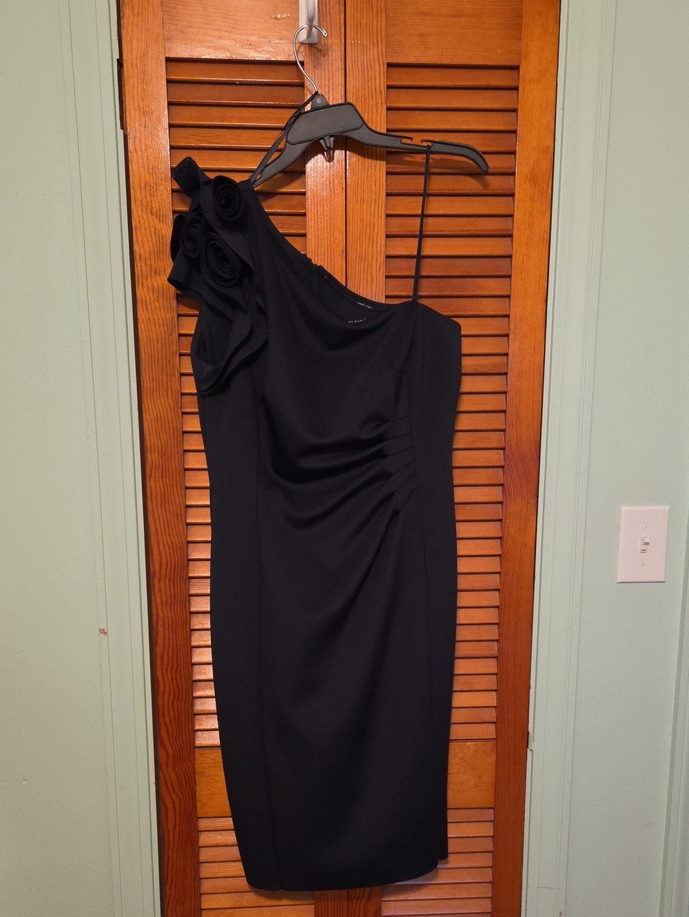 Alex Marie Black One-Shoulder Cocktail Dress with Rosette Shoulder